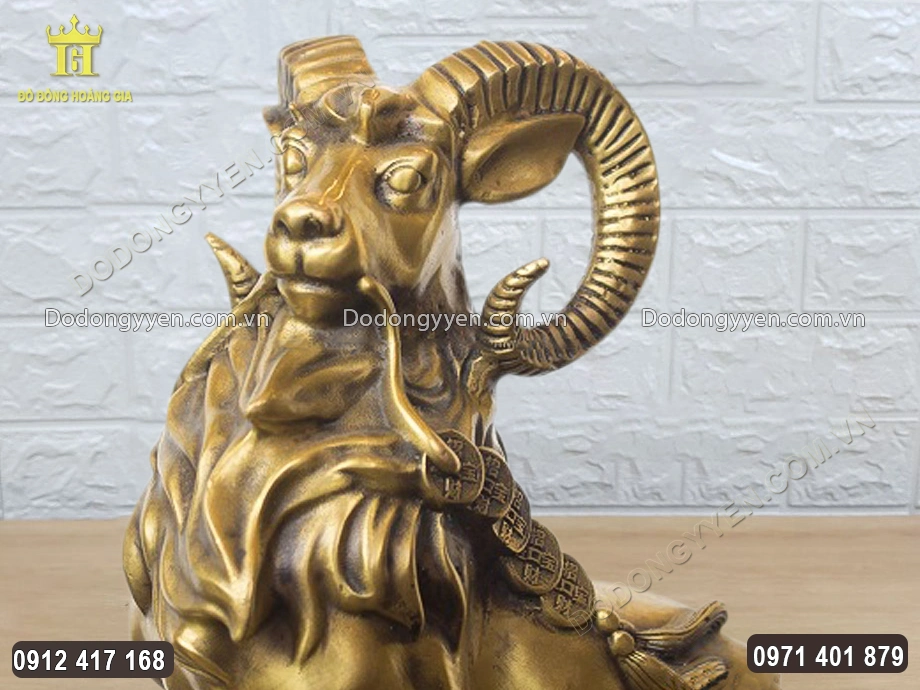 Gương mặt con d&ecirc; ngẩng cao đầy oai phong